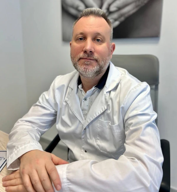 Травматолог Черняк Олег Валерійович, спеціалізується на лікуванні травм та захворювань опорно-рухового апарату.