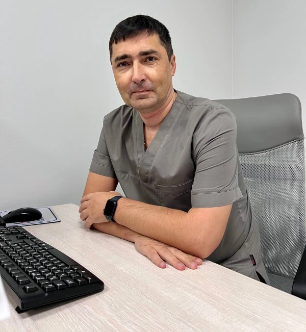 Лікар хірург спеціалізується на лікуванні геморою, анальних тріщин, доброякісних новоутворень жирової тканини, абсцесу, врісшого нігтя, фурункулу, та інше.